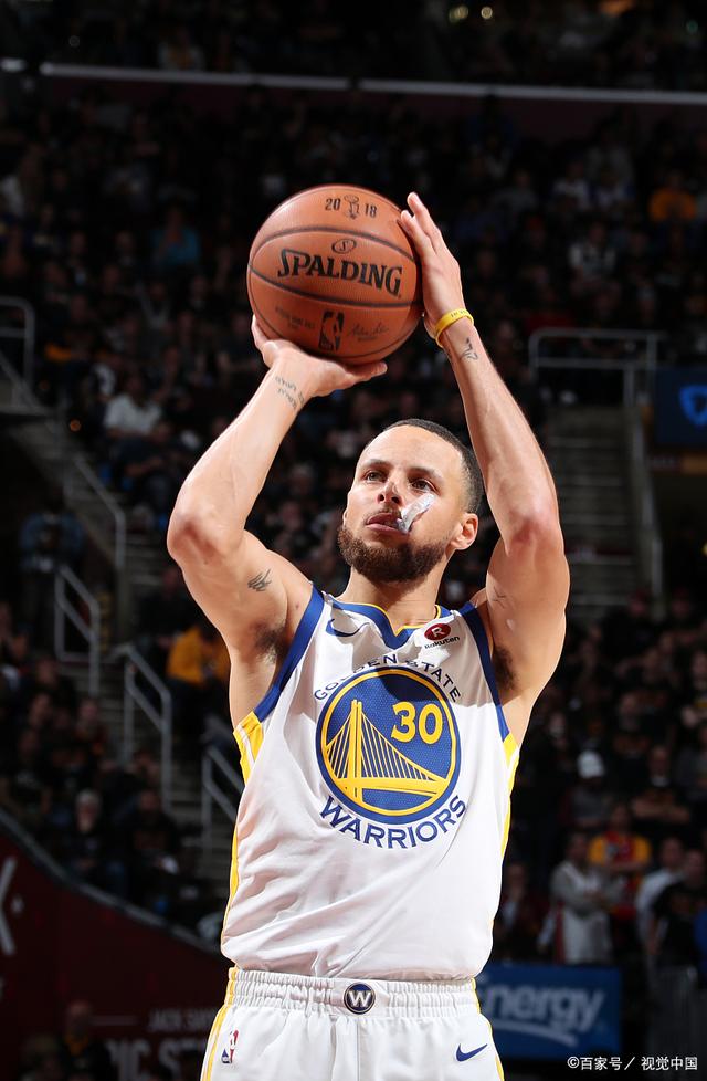 世体：巴萨球员首次踏上新诺坎普的草坪，进行训练并合影留念（世体：巴萨将士首度踏上新诺坎普草皮，开展训练并合影纪念）