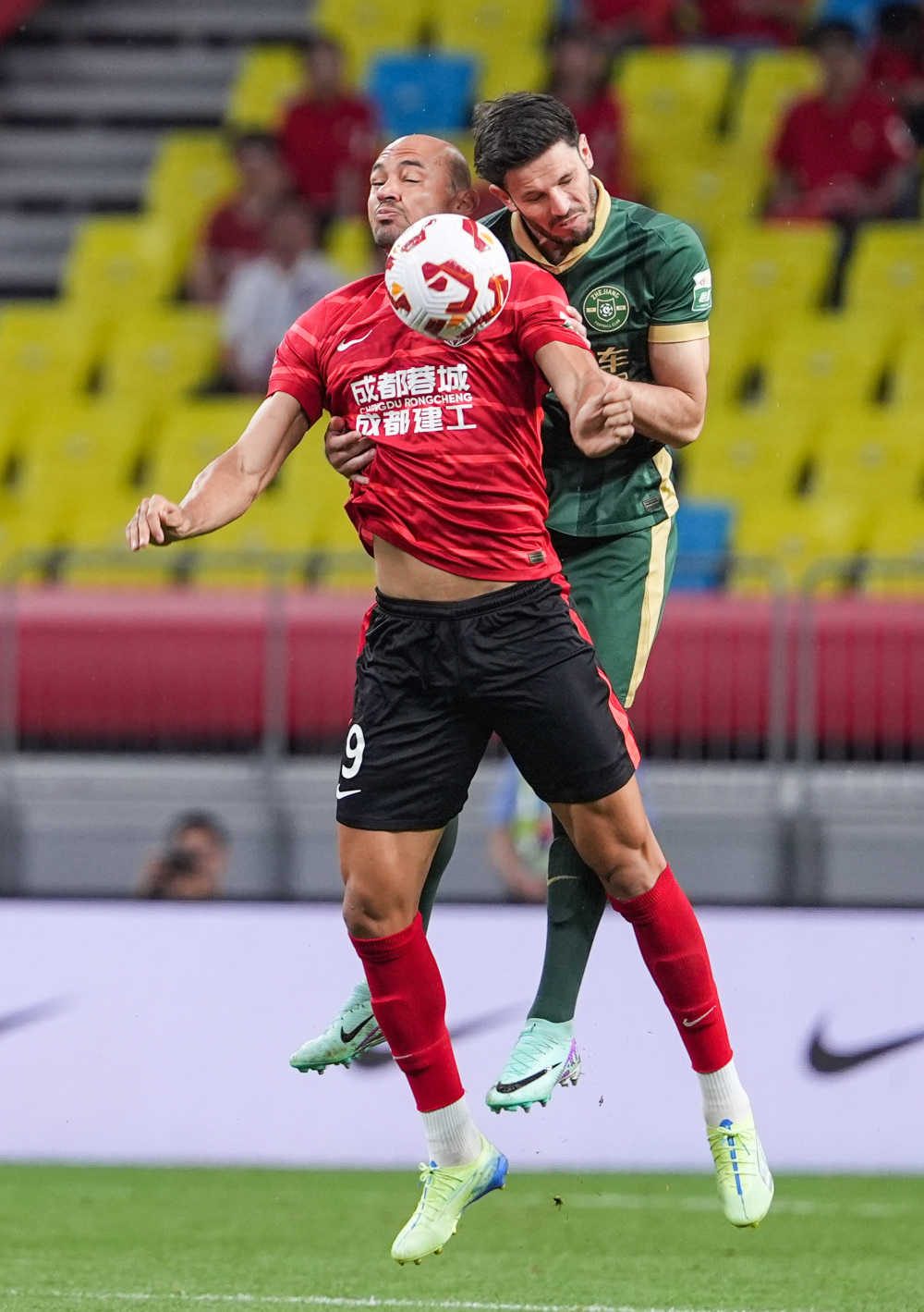 铜梁龙李镇全谈冲超：有这么多人支持我们，为什么不能冲超？（李镇全：有这么多人支持，铜梁龙为何不能冲超？）