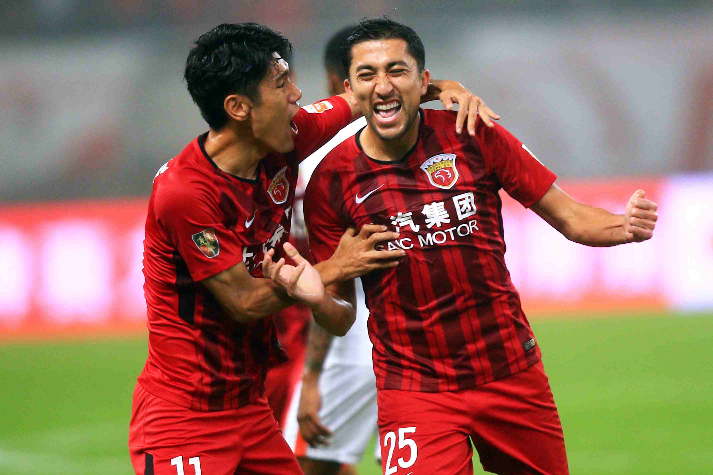 科林斯：我对保罗只有爱和尊重，但他不在这后确实安静了很多（科林斯：对保罗满怀敬意与爱，不过他离开后这里确实清静多了）