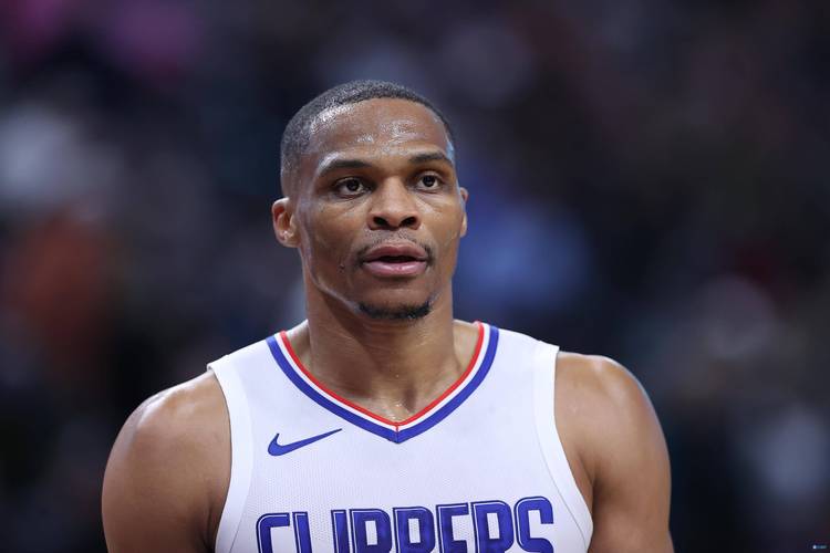 迈尼昂在加比亚社媒动态下留言，后者回复：请续约（迈尼昂现身加比亚动态评论区，加比亚回应：续约吧）