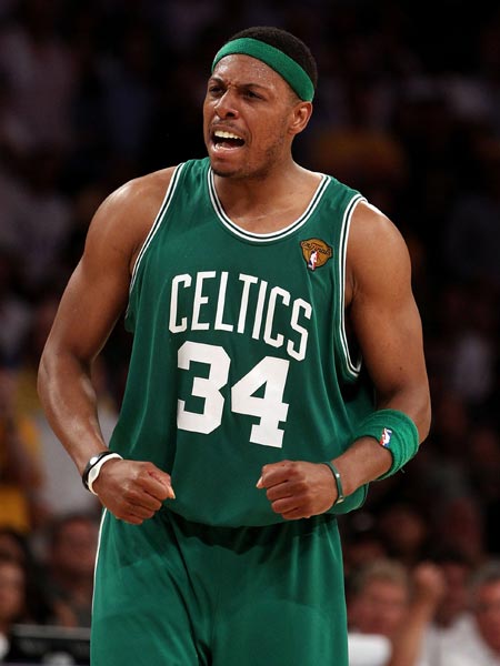 乔治娜晒在卡塔尔海边照片，蓝色紧身连衣裙尽显曼妙身姿（乔治娜分享卡塔尔海边美照，蓝色紧身裙勾勒婀娜曲线）