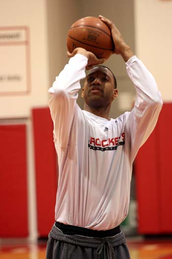 下饭对决！杜兰特开局连续打铁还送失误 东契奇玩花活直接连续失误（下饭大战：杜兰特开场连投不进还送失误，东契奇秀花招却连续失误）