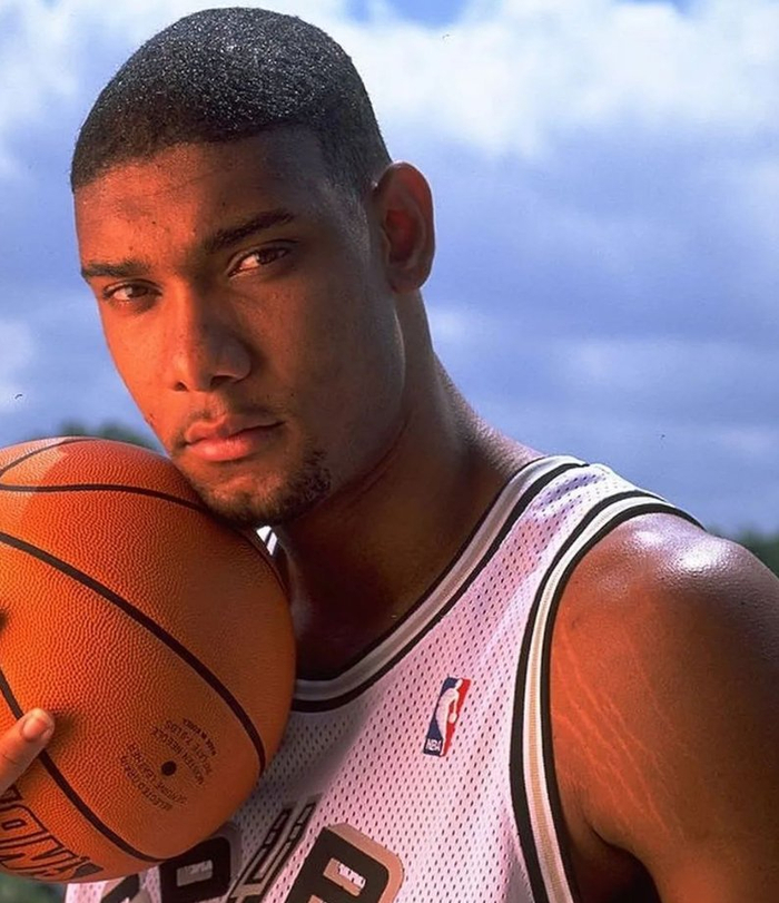 詹姆斯复出前6战场均14+8，近2战场均砍24+11+7（詹姆斯回归6场均14+8，近两战爆发场均24+11+7）