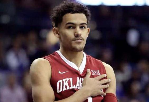 网友在梅西夜访诺坎普时偶遇他，梅西还向镜头打了招呼（梅西夜访诺坎普被网友偶遇，还向镜头打招呼）