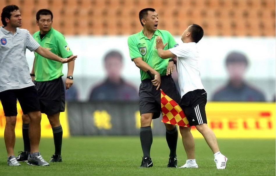 外媒：下赛季欧冠联赛阶段用球将采用白+薄荷绿+紫创新配色（外媒称：下赛季欧冠联赛阶段比赛用球将启用白、薄荷绿与紫全新配色）