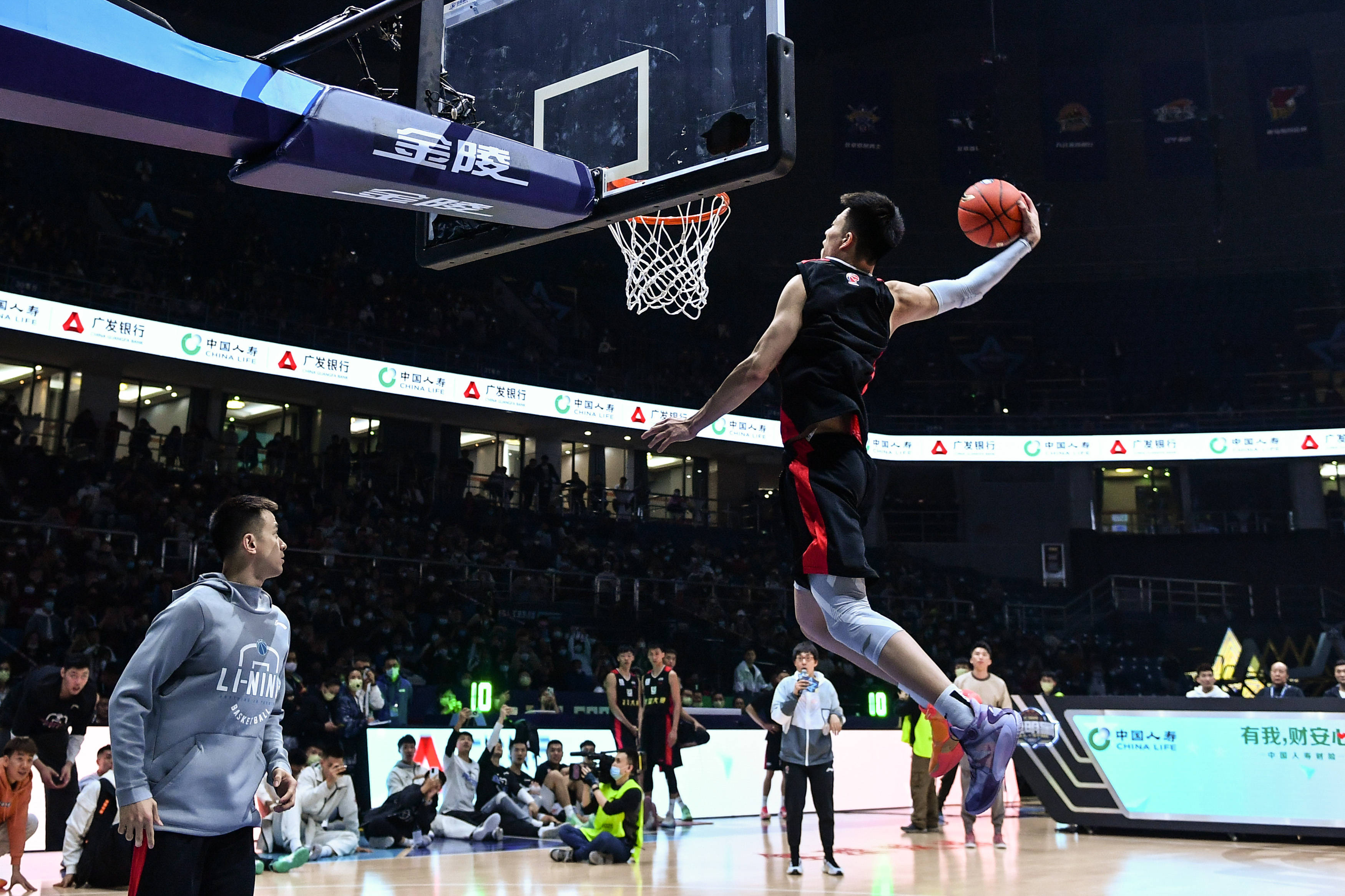 中韩二番战！媒体人：调整心态和限制李贤重是中国男篮的取胜之匙（中韩再战！媒体人：稳住心态、严防李贤重是中国男篮制胜关键）