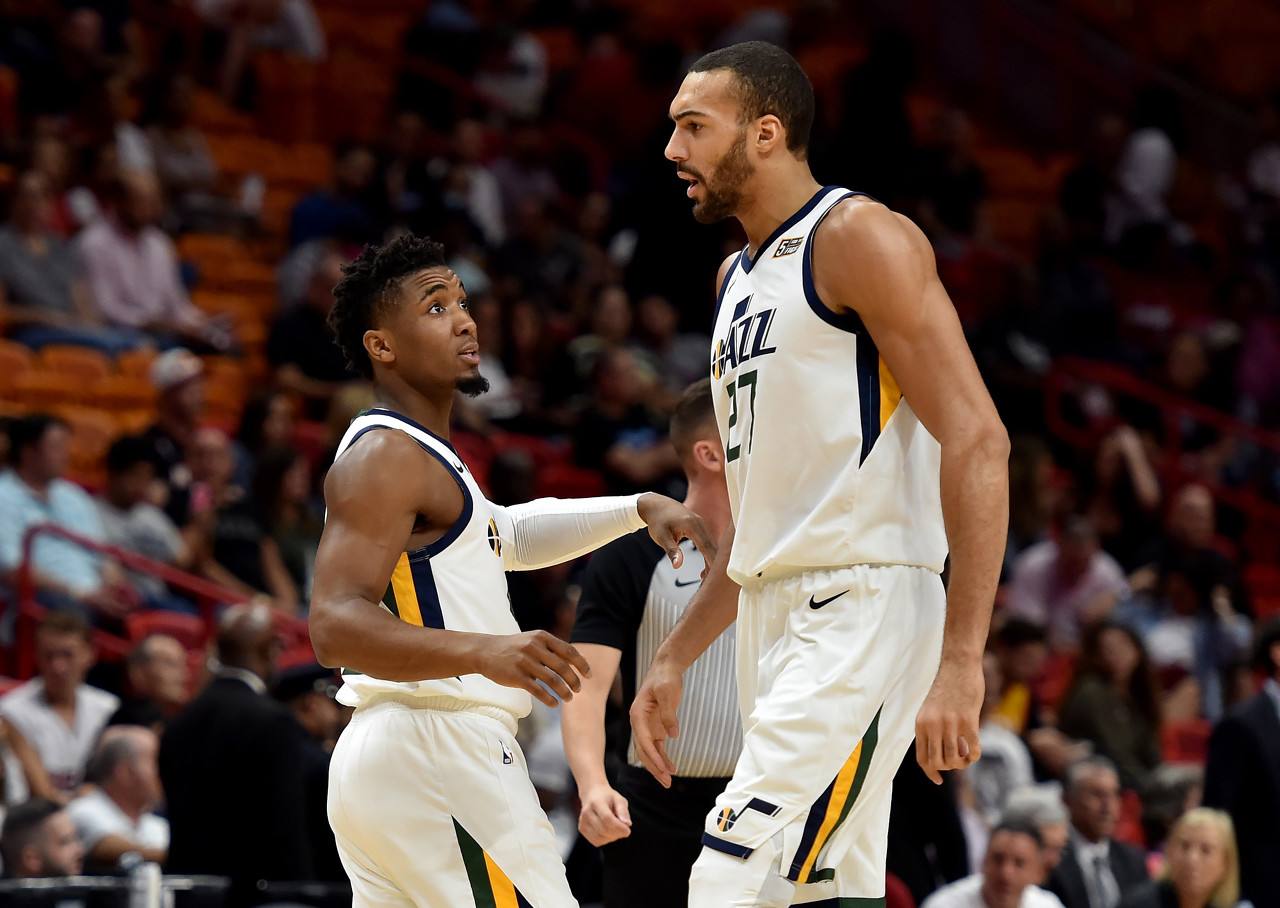 欧冠半场：罗德里戈破门，哈兰德点射，曼城暂2-1皇马（半场战报：罗德里戈先拔头筹，哈兰德点球命中，曼城暂以2-1领先皇马）