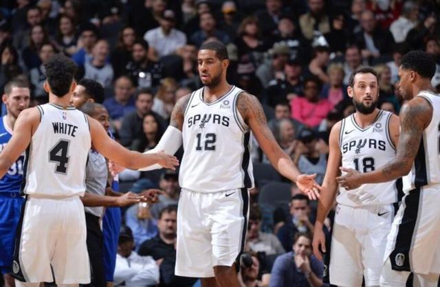 火药味十足，费内巴切与加拉塔萨雷在德比战赛前热身爆发冲突（德比未开先火：费内巴切与加拉塔萨雷赛前热身爆发冲突）